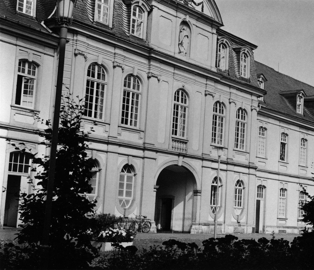 Schwarz-weiß Aufnahme der Prälatur zu Beginn des 20. Jahrhunderts