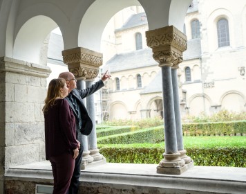 Foto von zwei Personen im Kreuzgang der Abtei Brauweiler