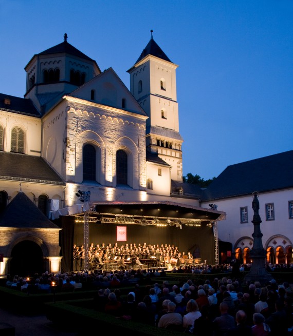 Foto von einem abendlichen Konzert im Marienhof