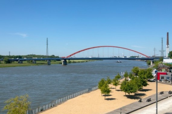 Rheinbr&uuml;cke in Duisburg-Hochfeld (Foto: Silvia Margrit Wolf/LVR-ADR)