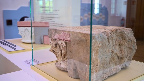 Foto eines romanischen Kapitells mit einer Tastreplik im Hintergrund