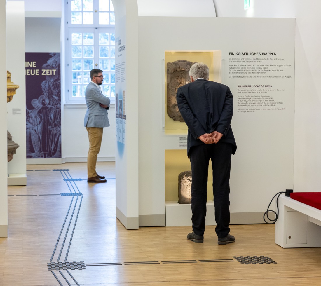 Foto von zwei Männern in der Dauerausstellung