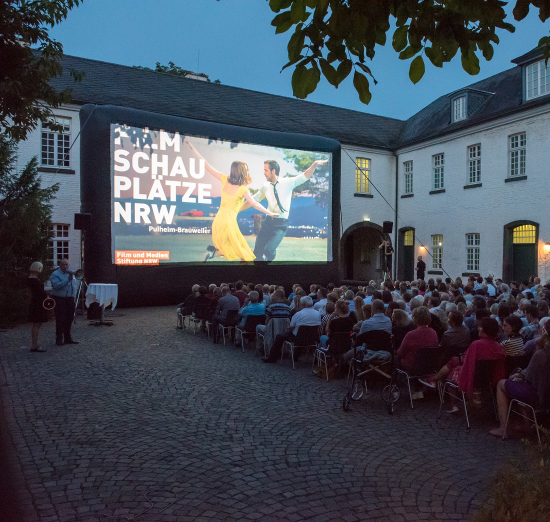 Foto eines Open-Air-Kinos im Wirtschaftshof