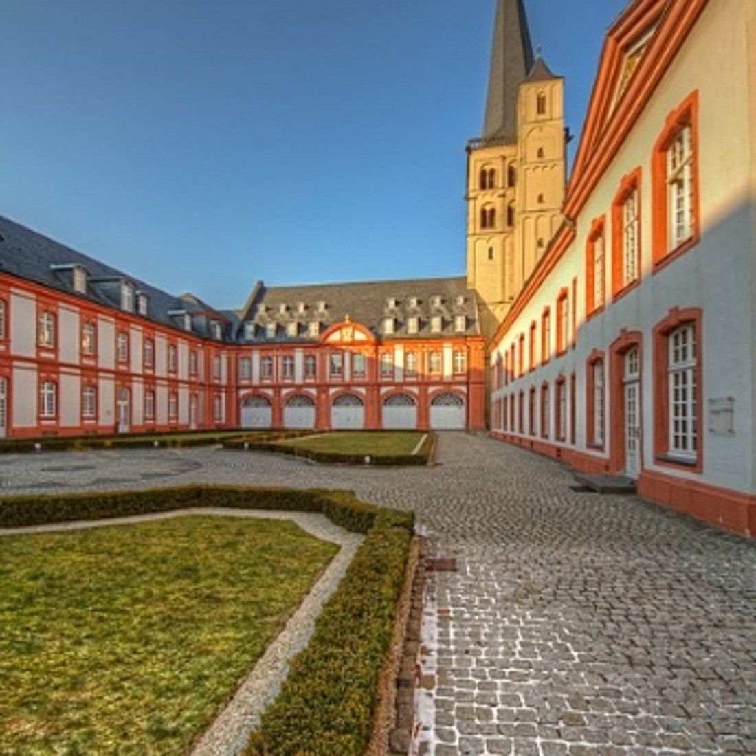 Foto des Prälaturhofs in der Abendsonne