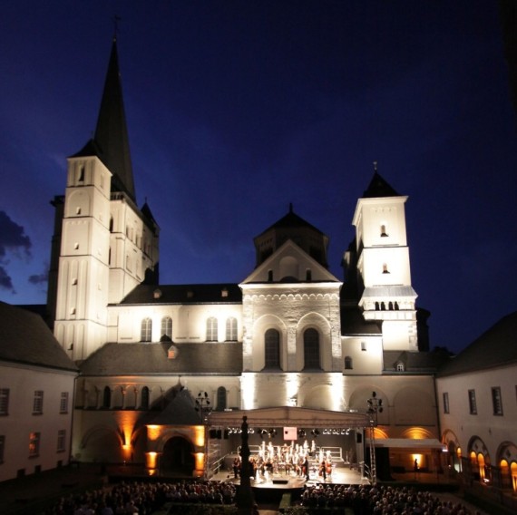 Foto von Abteikirche bei Nacht, Foto: Stephan Eginger