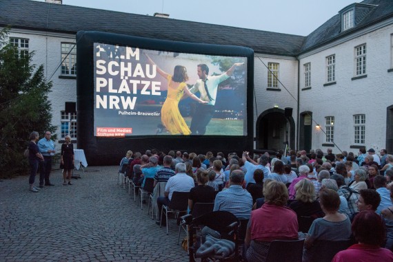 Foto des Open Air Kinos im Wirtschaftshof der Abtei Brauweiler