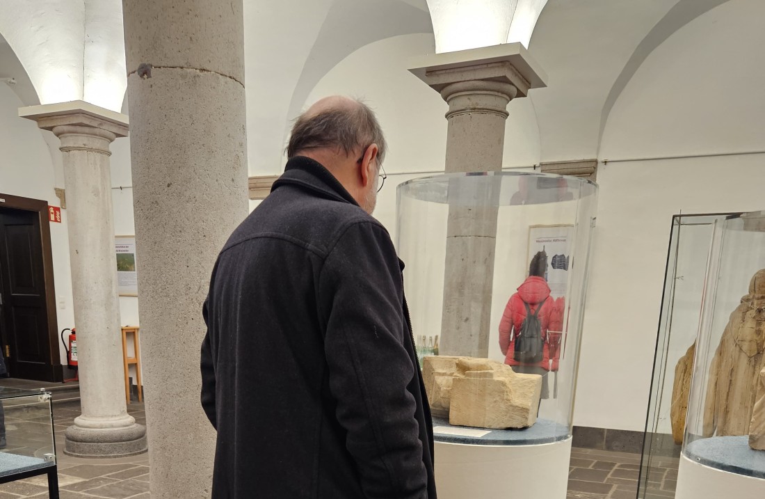 Das Foto zeigt Besuchende in der Ausstellung 