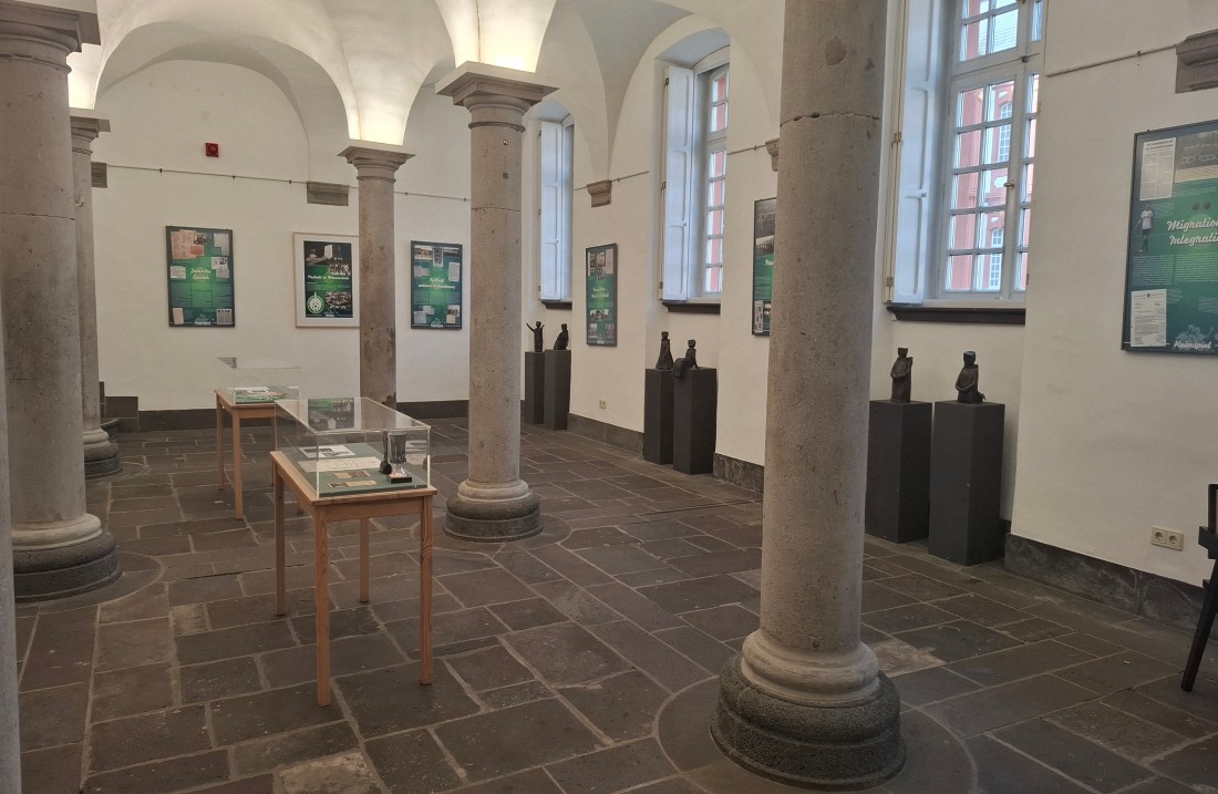 Winterrefektorium der Abtei Brauweiler mit der Ausstellung 