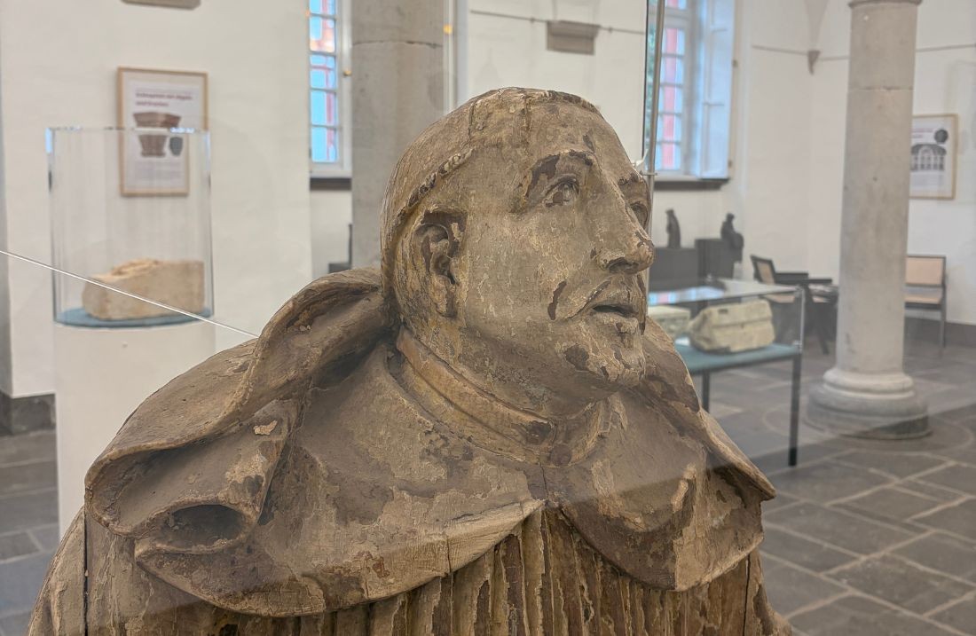 Das Foto zeigt eine Holzstatue des heiligen Benedikts