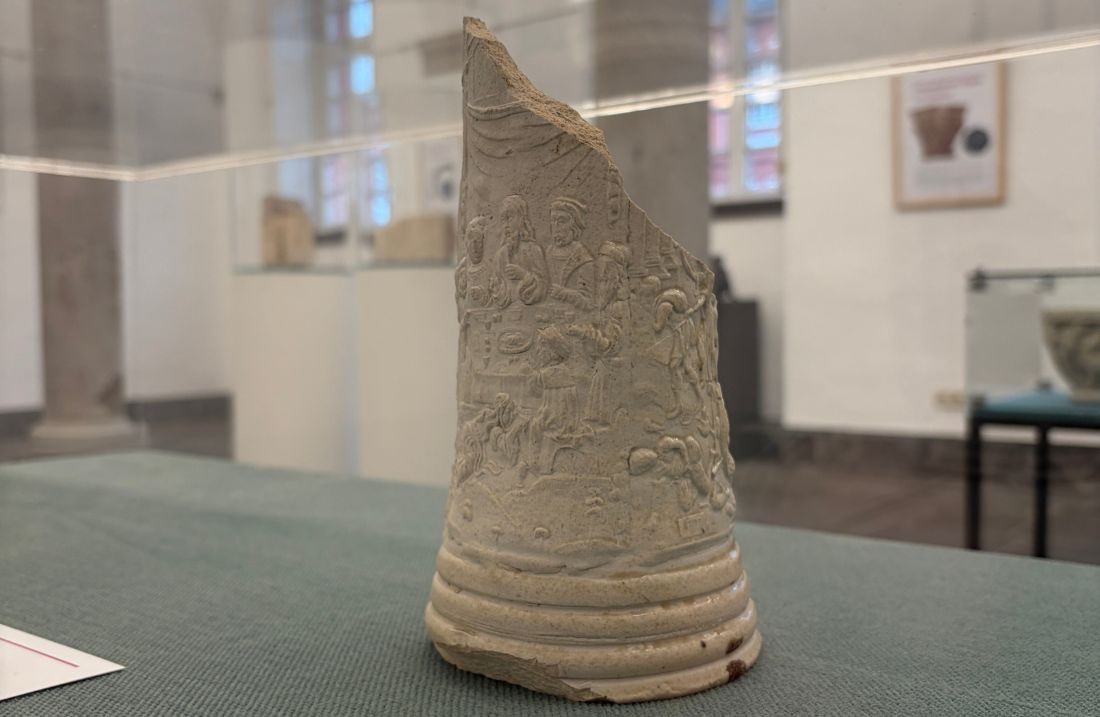 Das Bild zeigt eine zerbrochene Siegburger Schnelle. Dies ist ein Trinkgefäß.