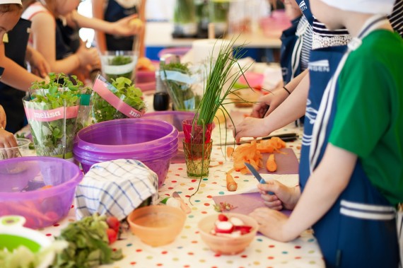 Foto: Kochende Kindergruppe