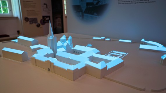 Foto des 3D Mappings auf einem Modell der Abtei