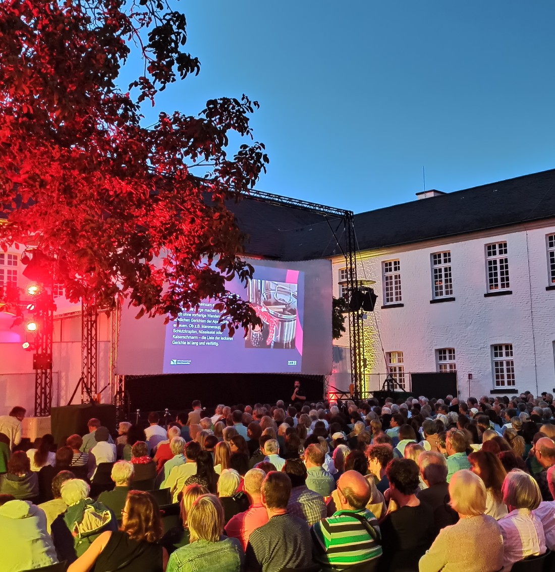 Foto von Personen im Prälaturhof der Abtei