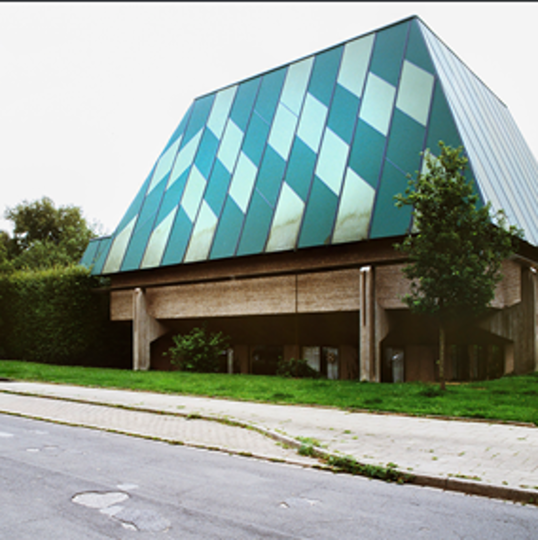 Foto von einem Gebäude mit türkisen Dach