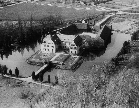 Schwarz-Wei&szlig; Aufnahme einer Burg aus der Luft