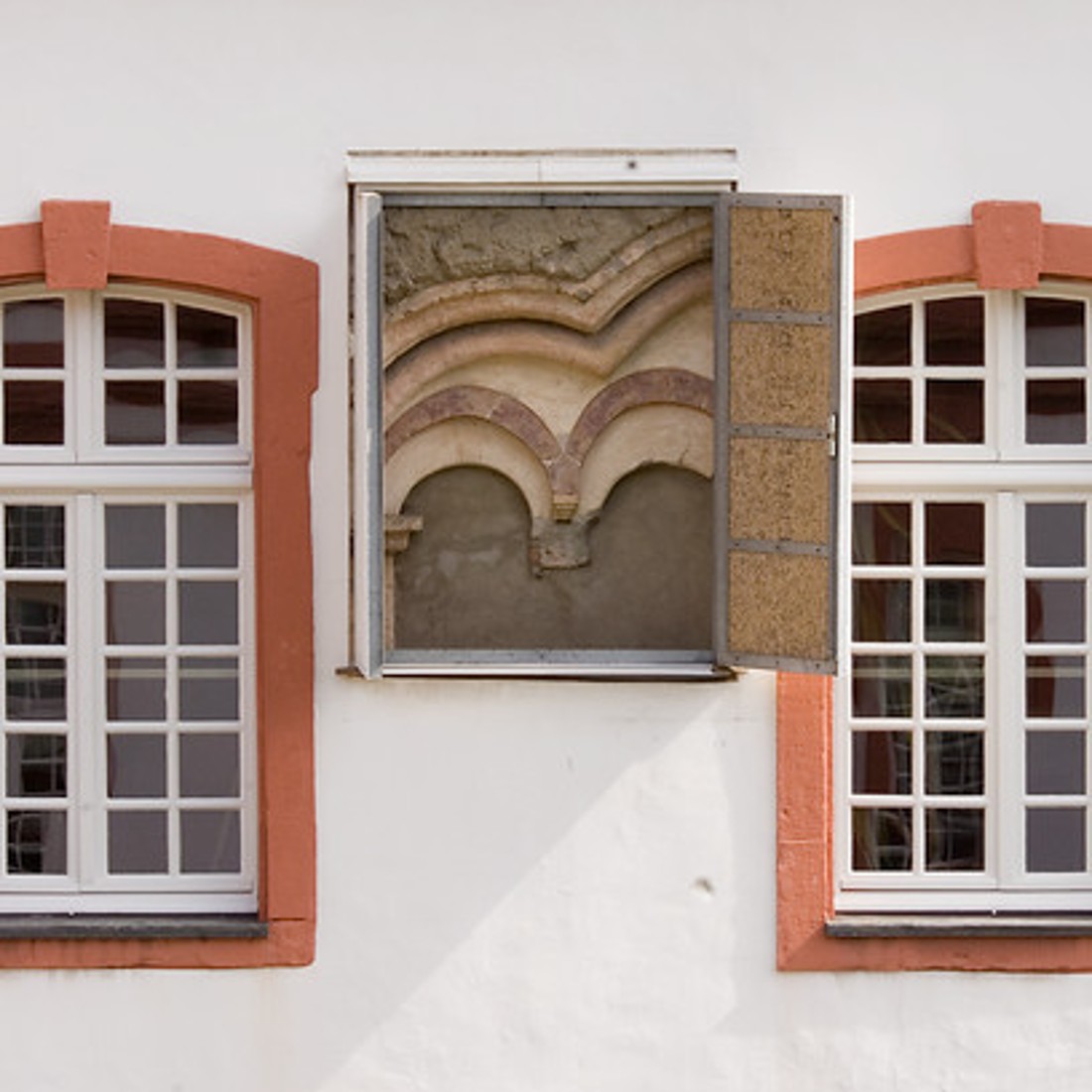 Foto von einem Fenster mit Blick auf romanische Fassade
