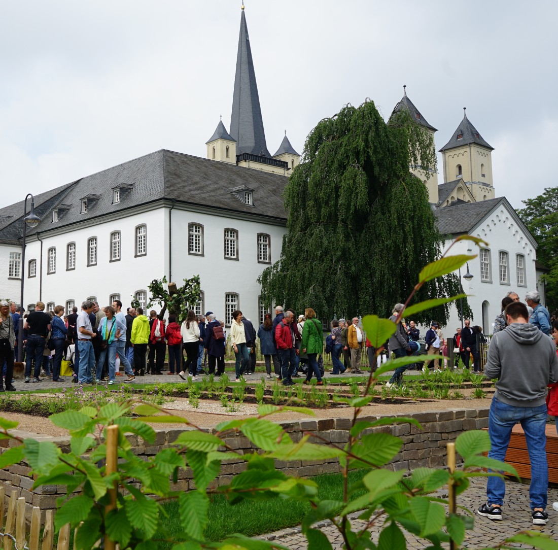Foto von Menschen im Klostergarten
