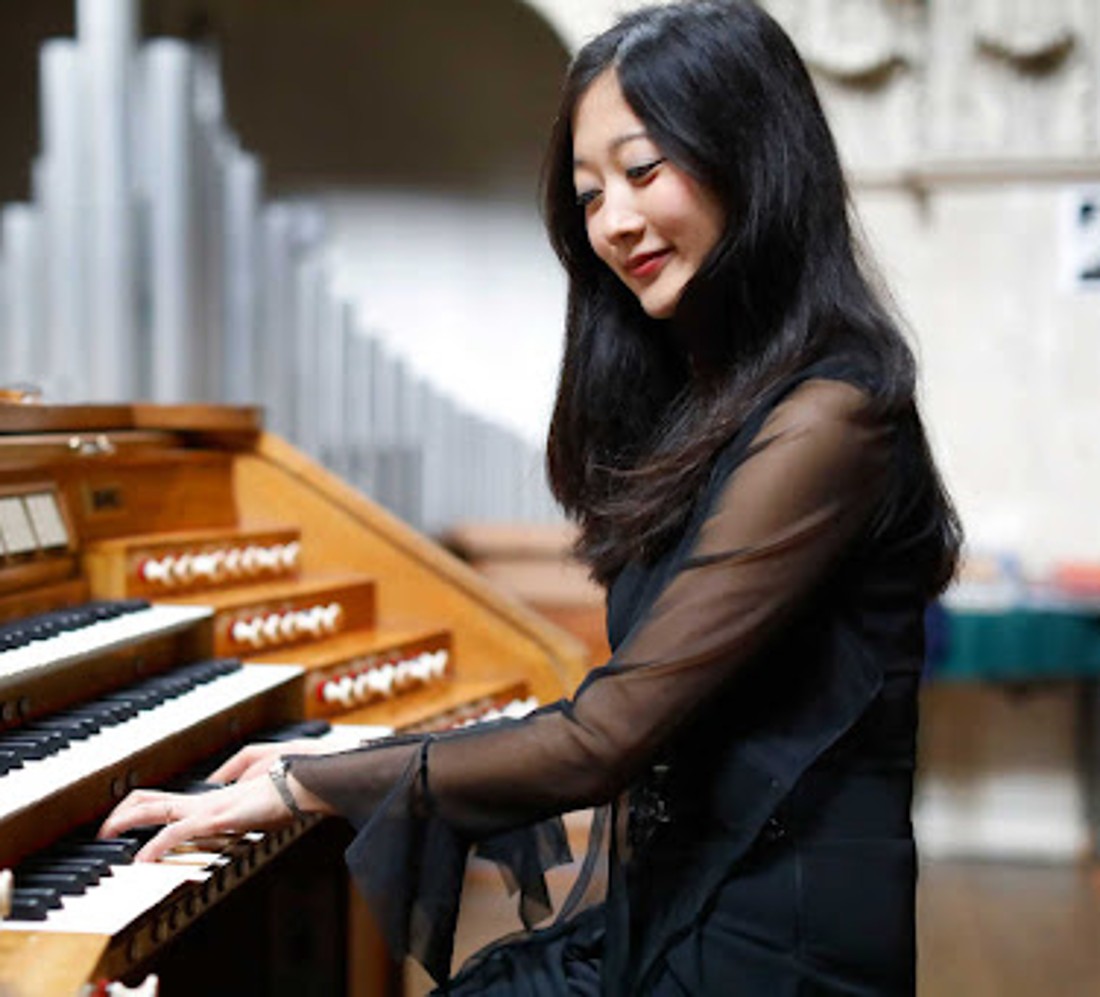Foto von Sarah Kim an einer Orgel
