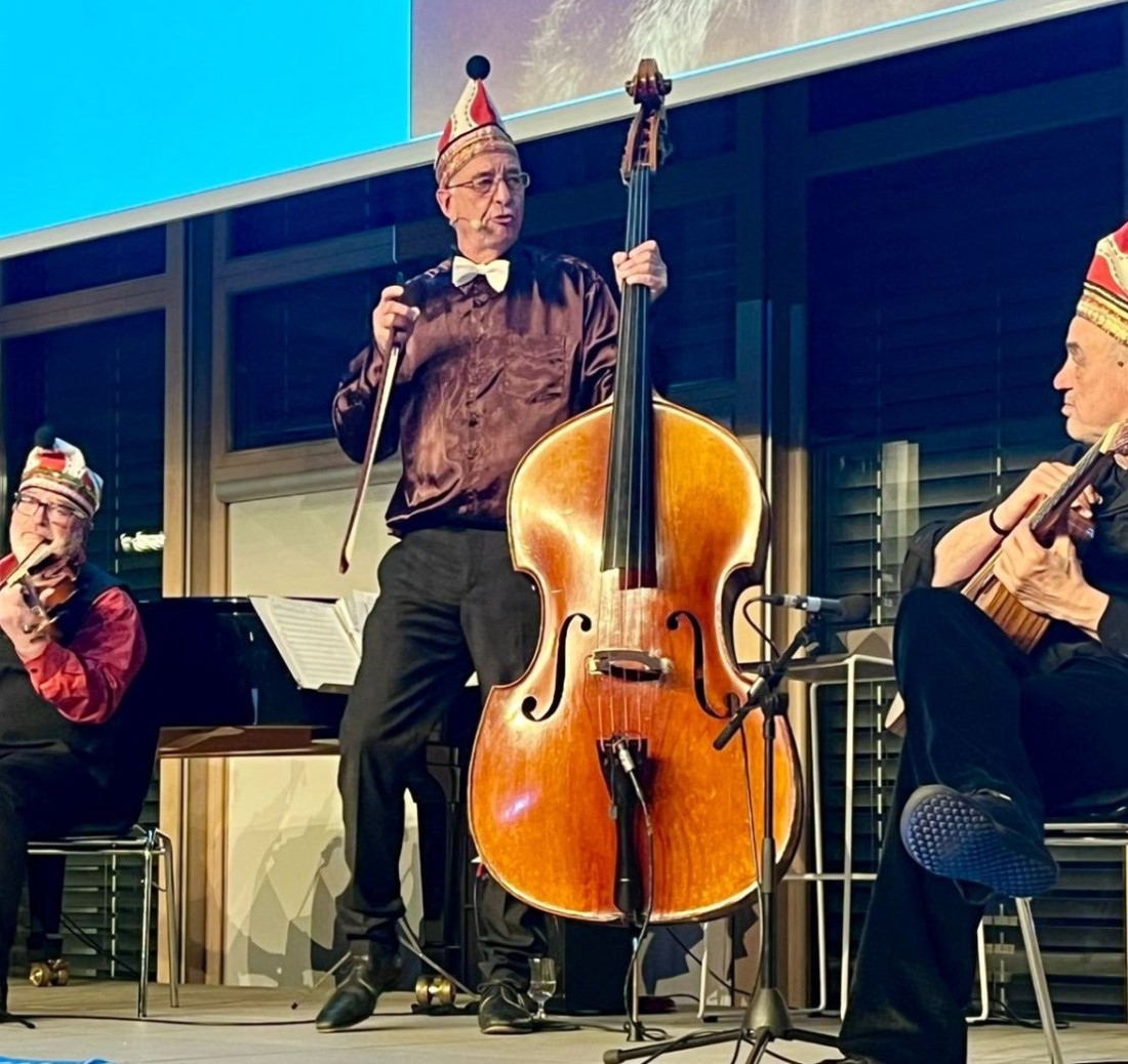 Foto von Männern mit Instrumenten und Hüten