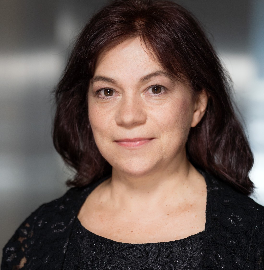 Portrait einer Frau mit dunklen Haaren